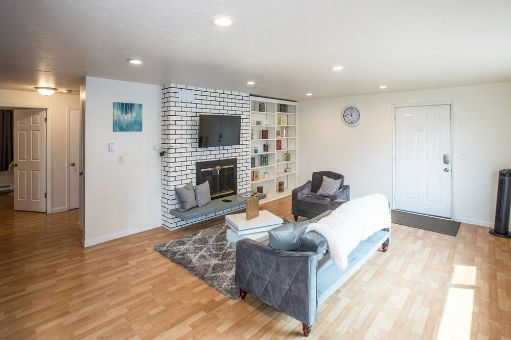 Sweet Seattle Retreat 3 Apts 7 Bd Sleeps 20!