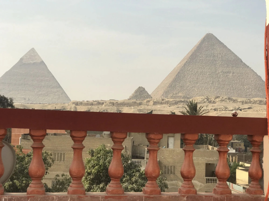 3 Pyramids View Inn