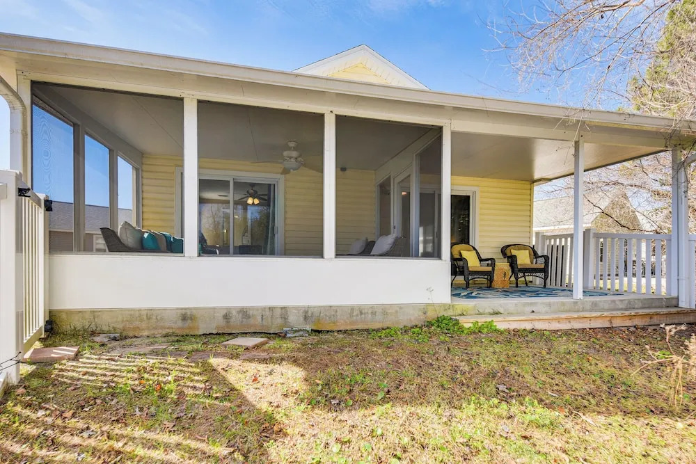 1 Mi From Beach, Private Yard + Community Pools