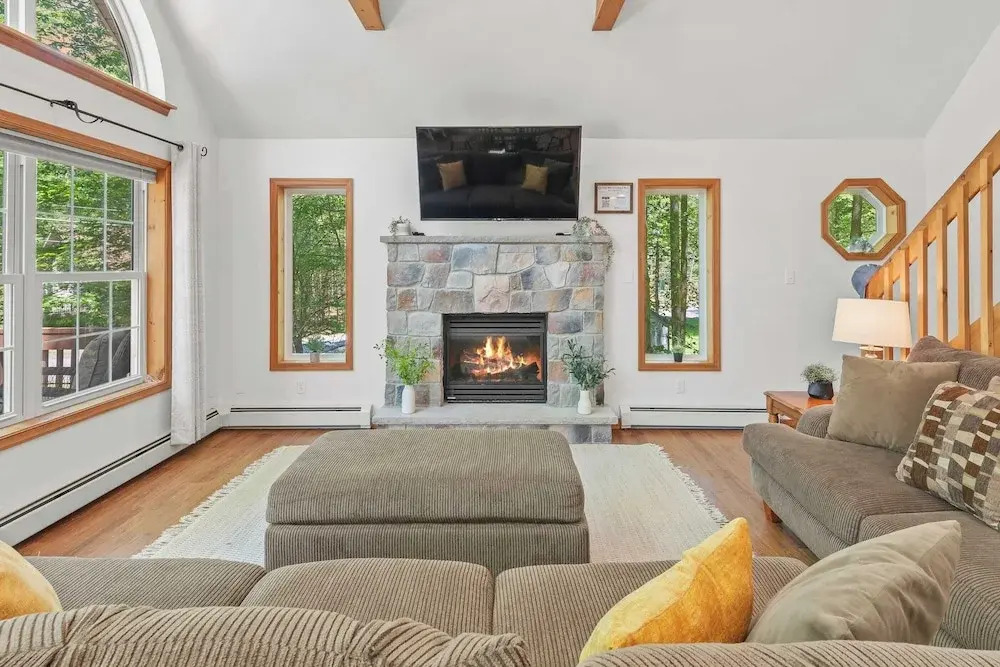 Lake + Pool Access, Game Room, Firepit, Deck Tawny and Peaceful by Avantstay