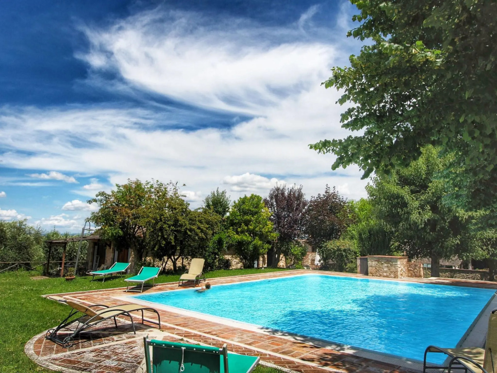 Apartment in a farmhouse with swimming pool