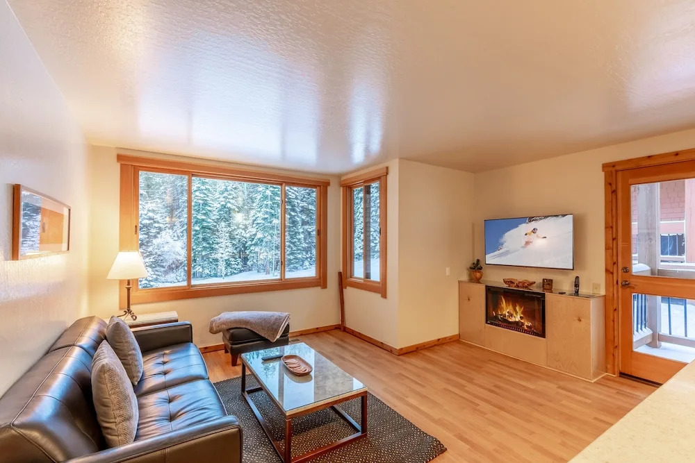 Modern 1 bedroom in Ski Trails by RedAwning
