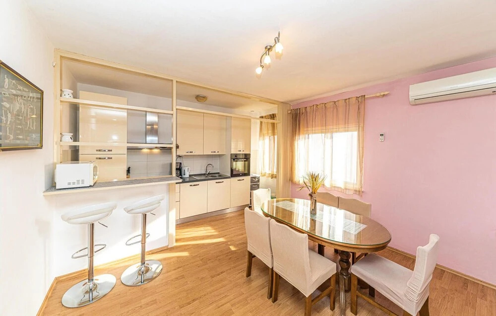 Amazing Home in Okrug Gornji With Wifi and 2 Bedrooms