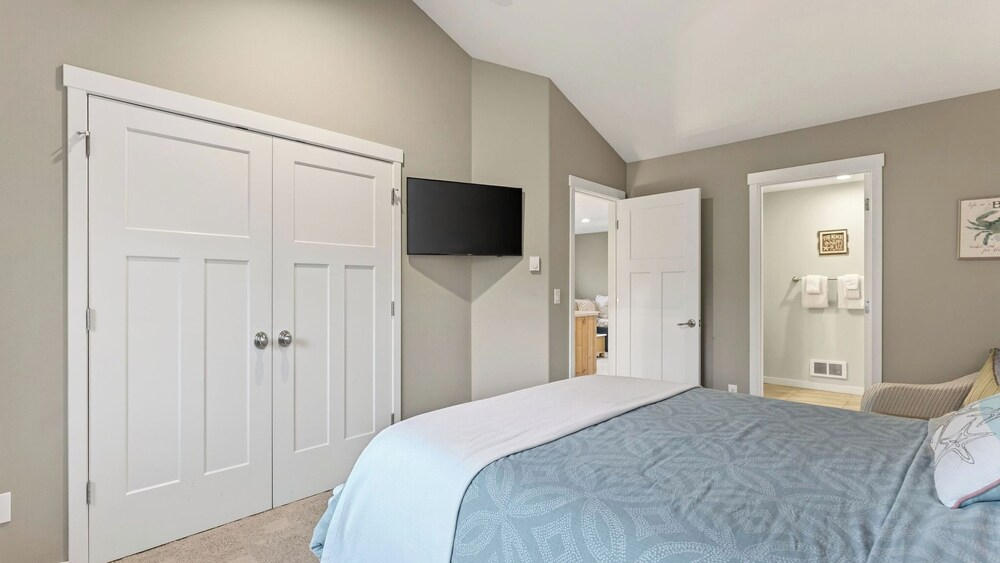 Tides & Timber by Avantstay Lakeside Retreat + Hot Tub + Kayaks + Paddleboard + Bikes Near Beach