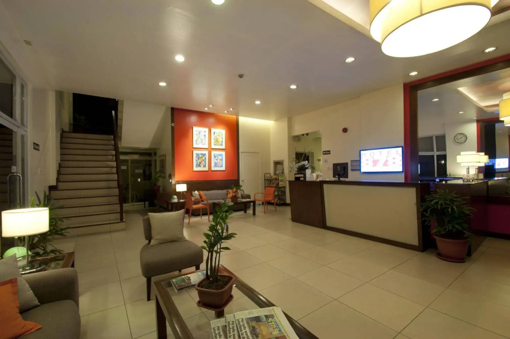 Hotel 878