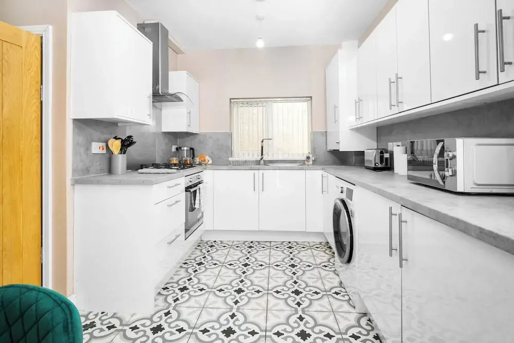 Spacious 3 bed House/sleeps 5/free Parking-oldbury