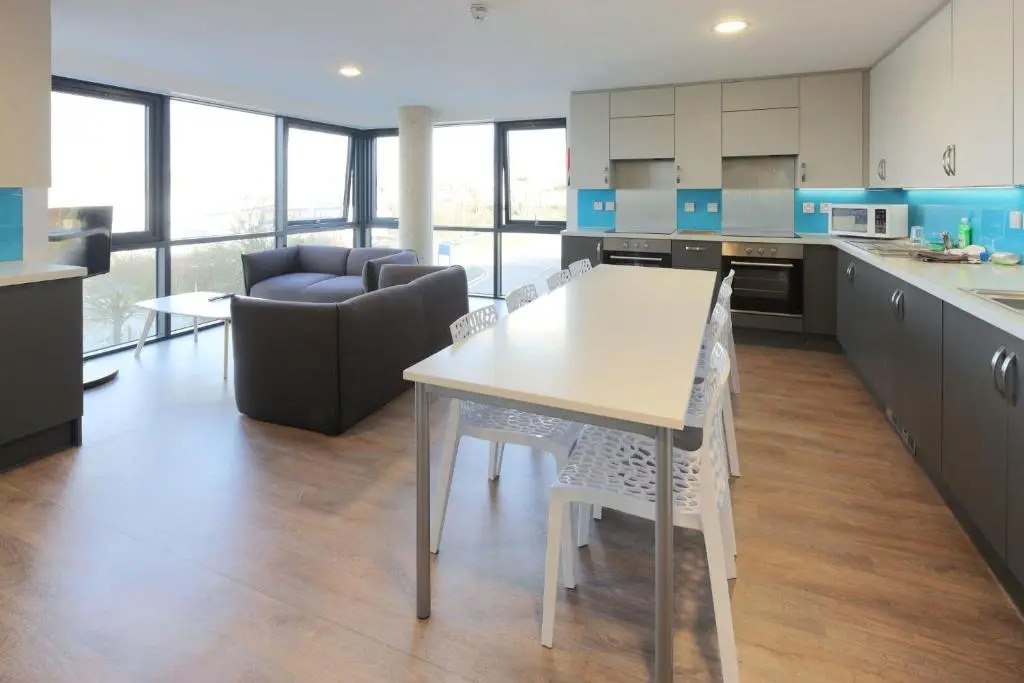 Student Only - Cosy Ensuite Bedroom in a Shared Apartment at Riverside Way