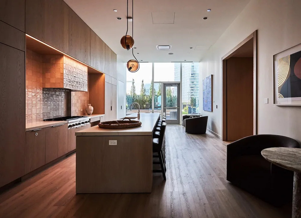 60 Fl Lake View Apt An Urban Oasis in the Sky