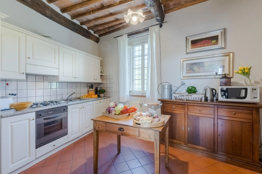 Fattoria Camigliano, Luxury Farmhouse with Pool inside a Wine Estate