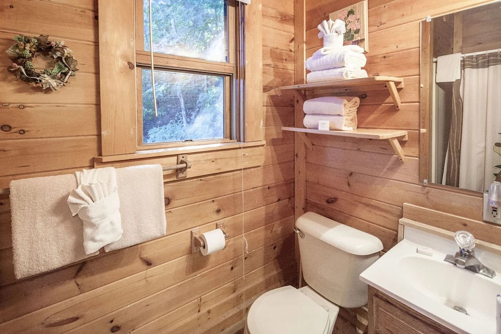 Cozy Creekside by Eagles Ridge Resort