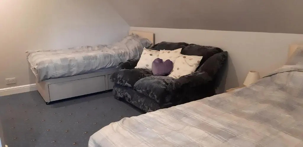 1 Bed Flat - Sleeps 4 - Garden - Parking - Wifi