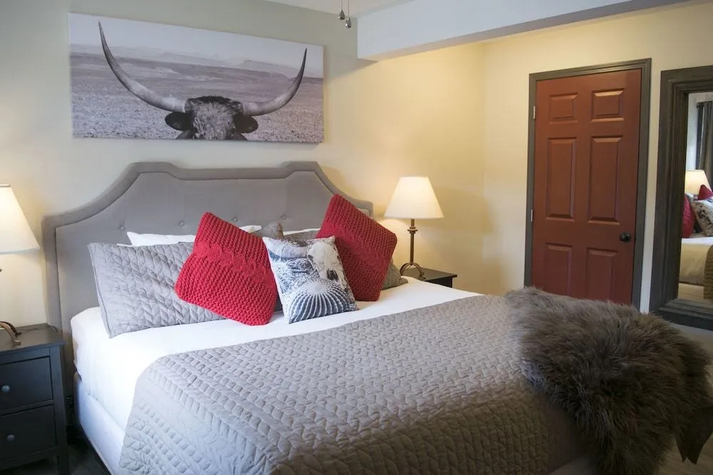 Yamnuska Suites