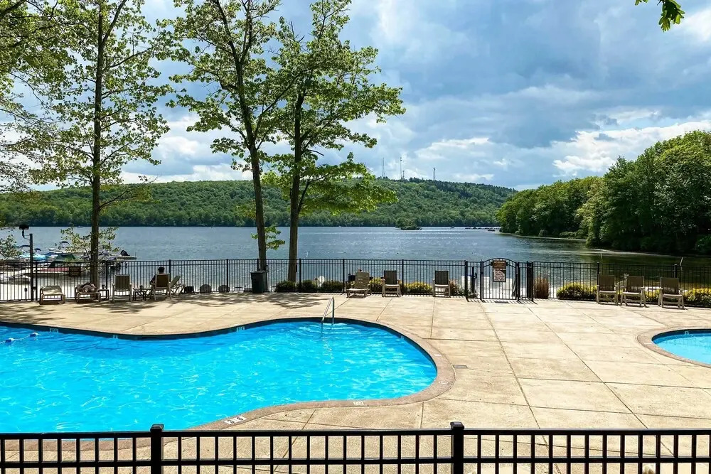 Near Skiing & Lakes: Contemporary Poconos Townhome