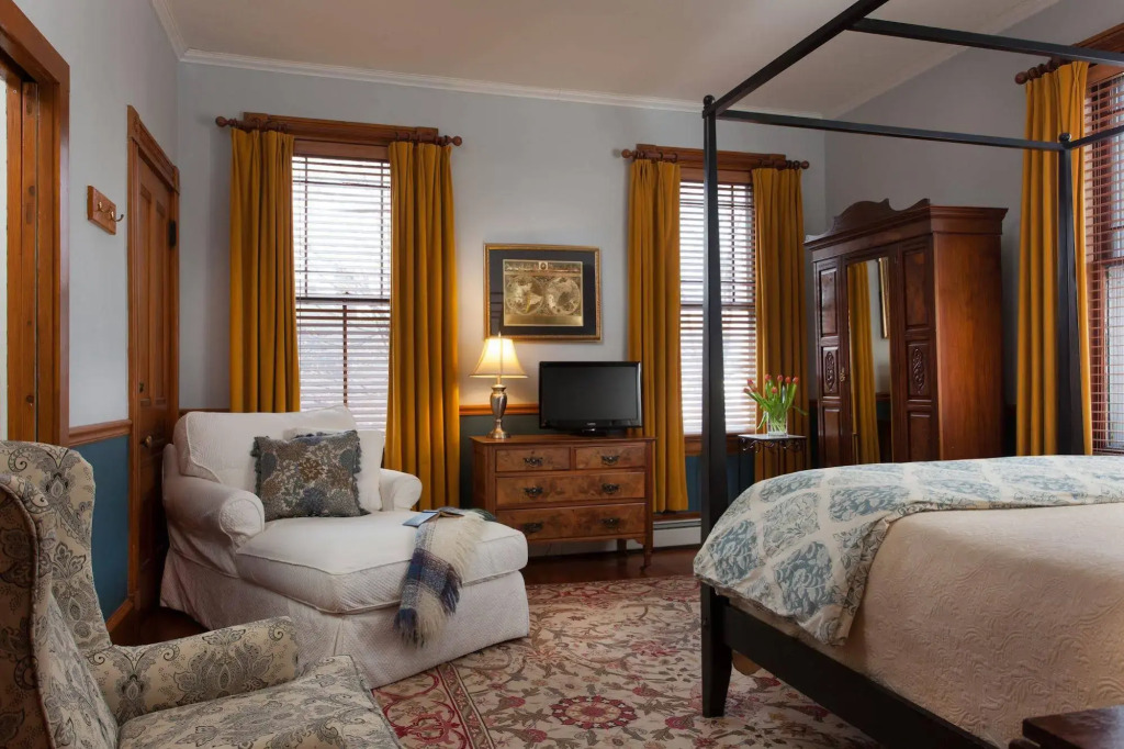 Lang House on Main Street Bed & Breakfast