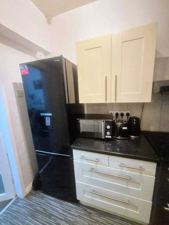 3 Bed Home Free Wifi & Netflix Central Location