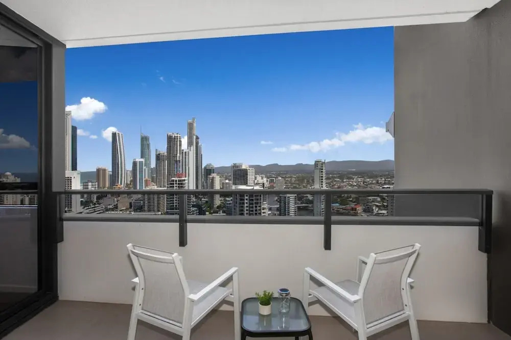 Surfers Paradise 1-bed With Stunning Views & Pool