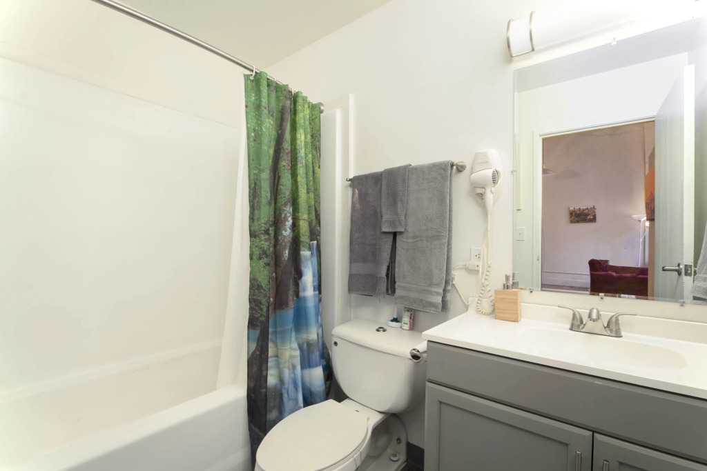 Spacious 2 BR Apt - Loft Style and Open Plan!