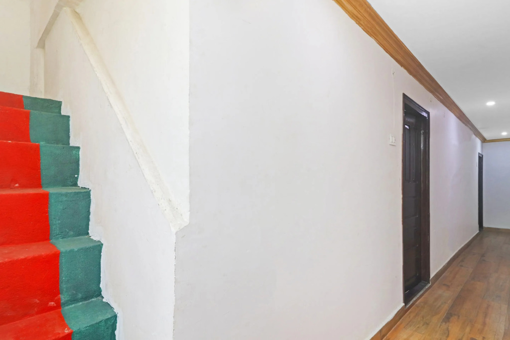 OYO 71930 V Guest Inn
