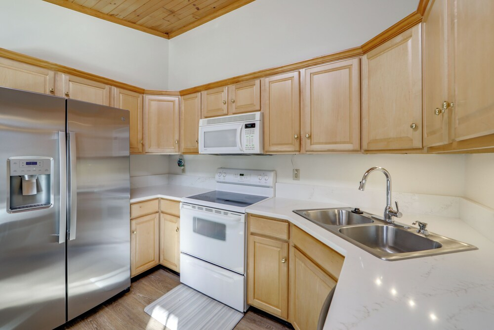 Dog-friendly Cabin 6 Mi to Cataloochee Skiing!