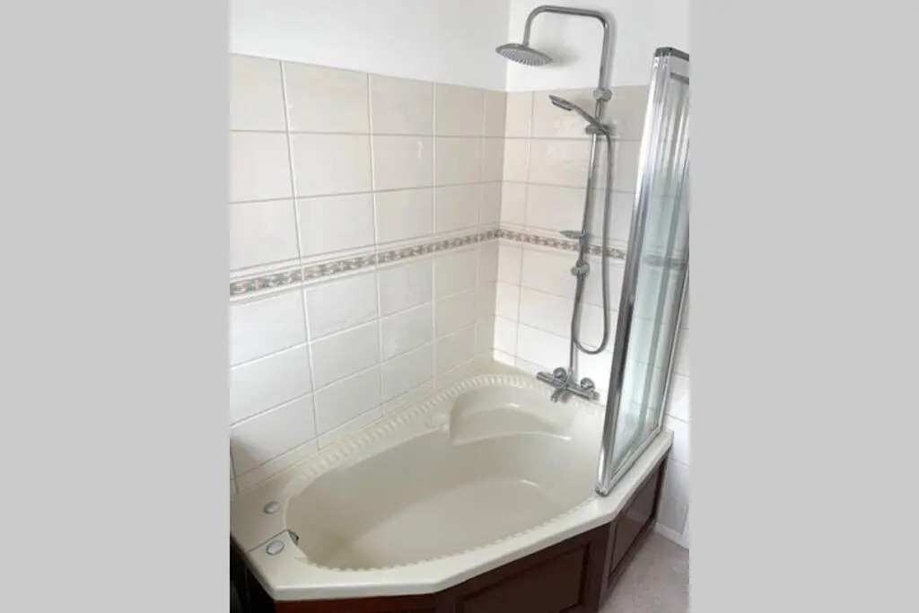 Stratford upon Avon: 2 bed town centre apartment, parking for one car