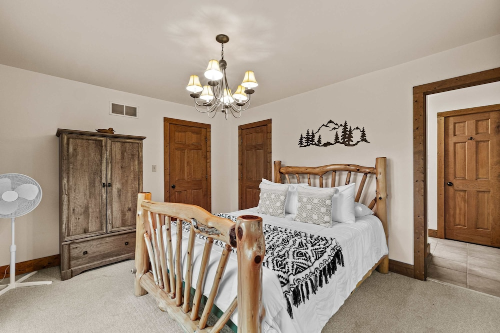 Fam-friendly Cabin Mins 2 Beach Ski w Hot Tub