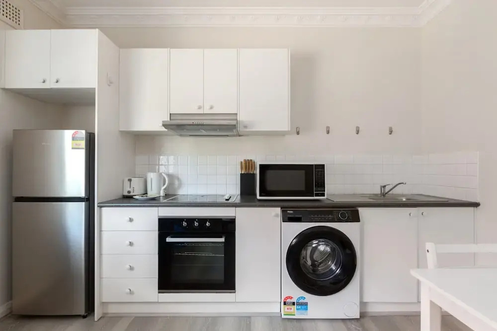 Chic 1-bed Retreat Near Shops & Beach