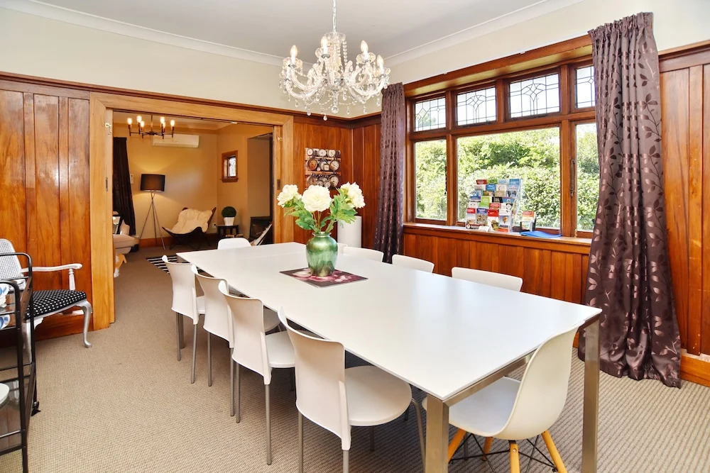 Racecourse Villa - Classic 1935 Charm & Space