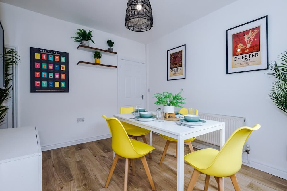 Stylish Spacious Home Great Location Sleeps 6