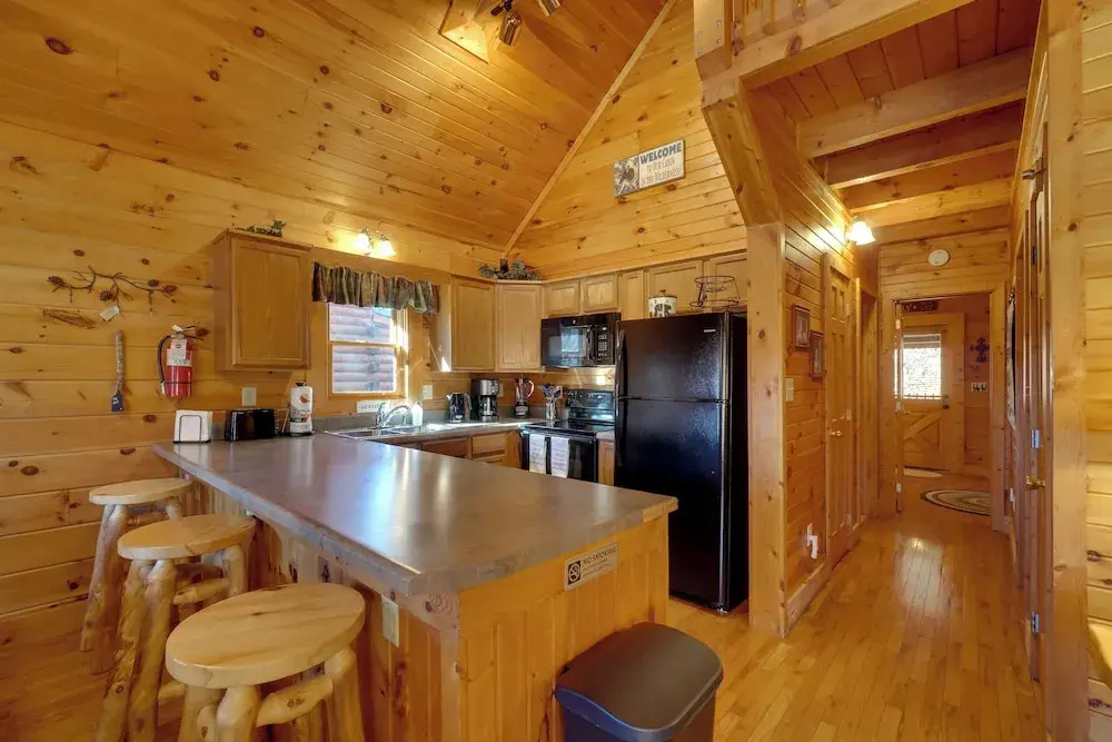 Gatlinburg Scenic Cabin w/ Hot Tub 2 Mi to Dtwn
