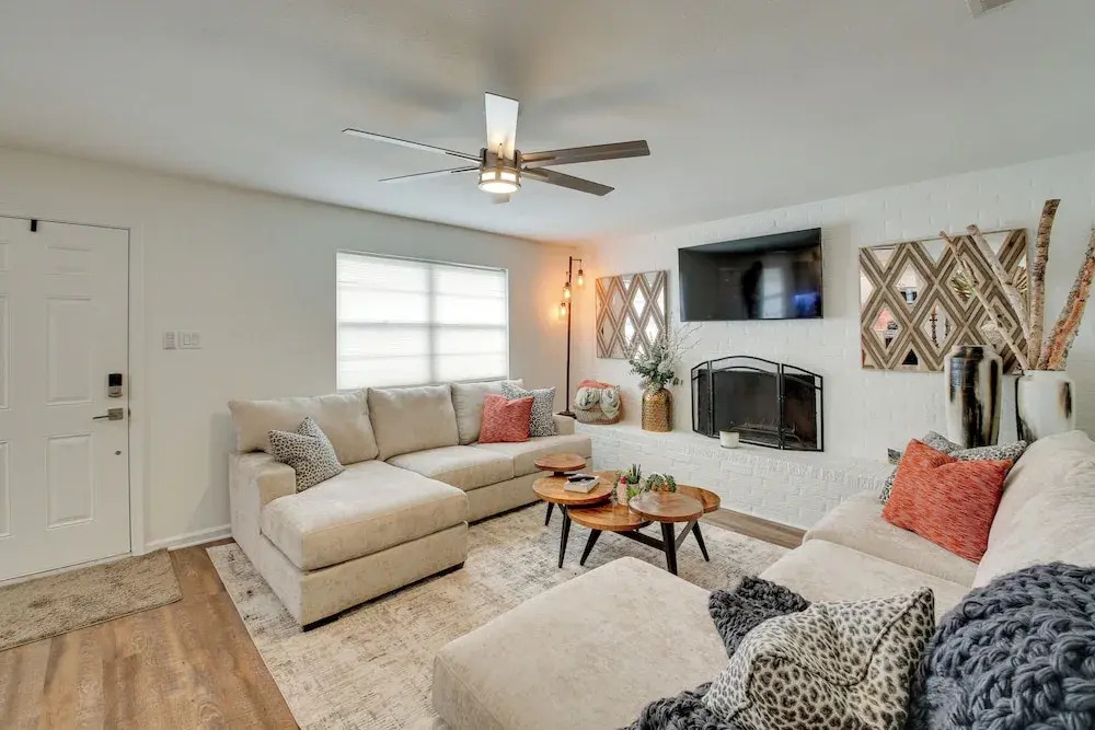 3 Mi to Dtwn Hot Springs: Modern Condo!