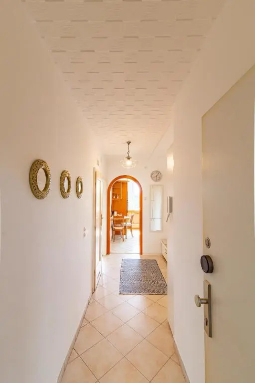 Best Rated Central Apartment Vienna - well heated, WiFi, 24-7 Self Check-In, Board games, Netflix, Prime
