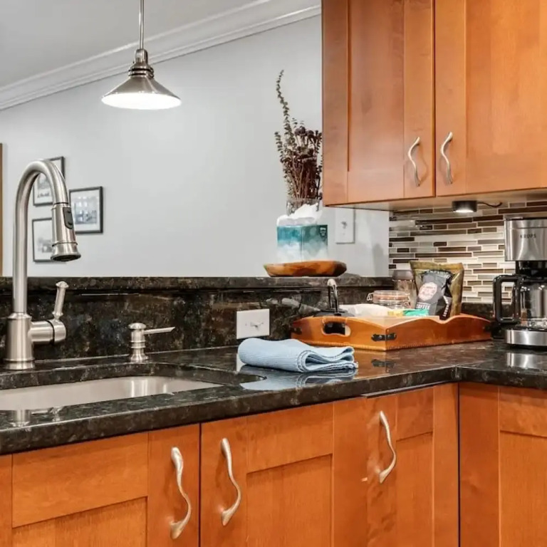 Entire 1-br Apt in Noma Eckington