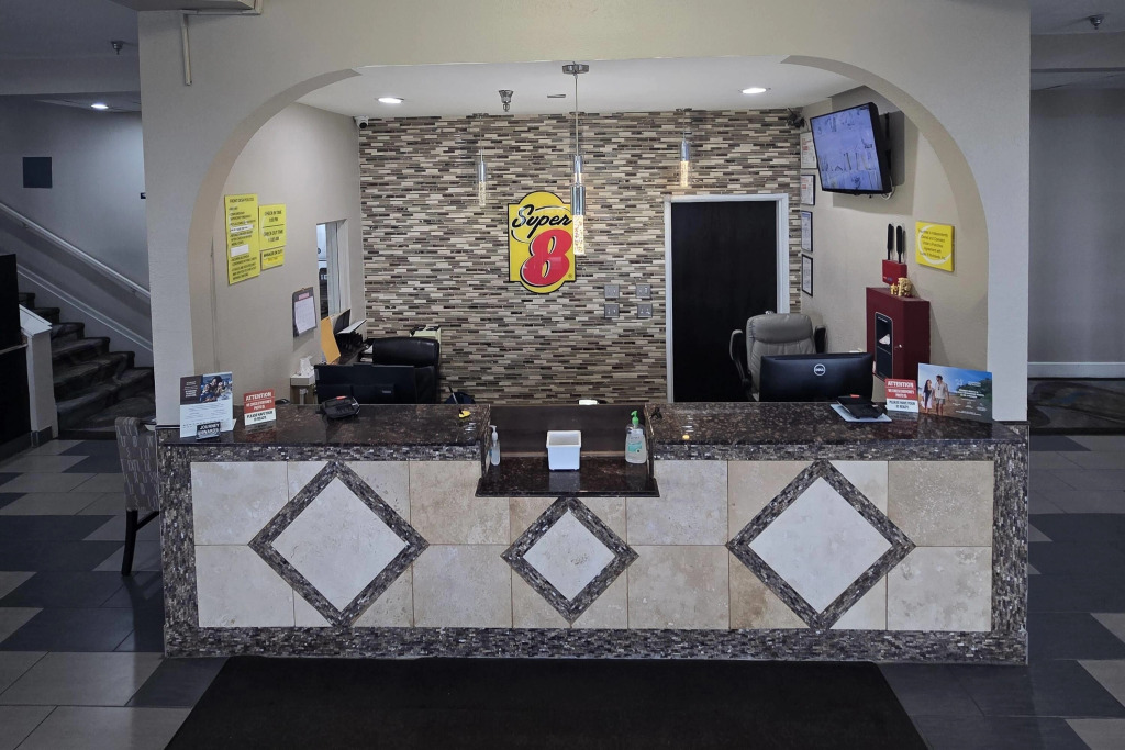 Super 8 by Wyndham Kansas City