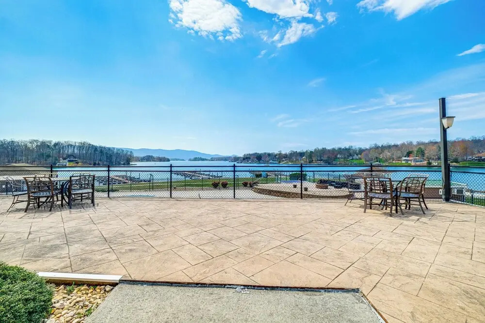 Resort Amenities & Beach Access: Huddleston Condo