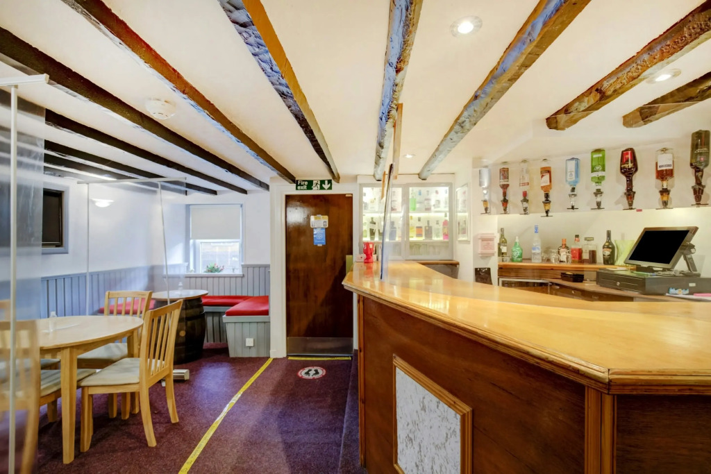 OYO Eastbank Hotel