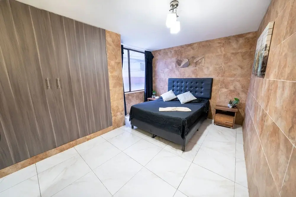 5 Bedroom - 1 Block from Lleras - P2