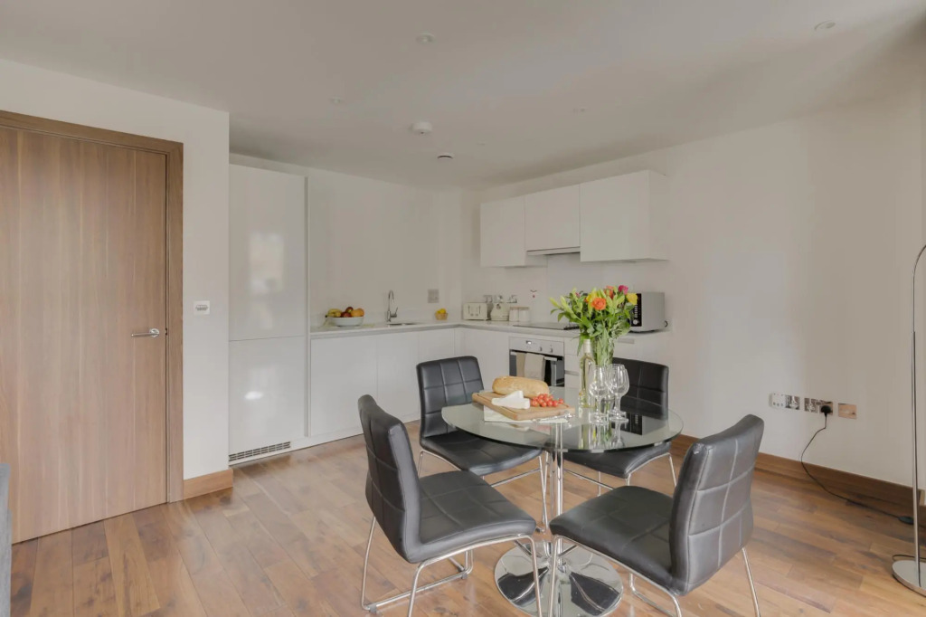 Spacious Two Bed w Balcony in Heart of Shoreditch