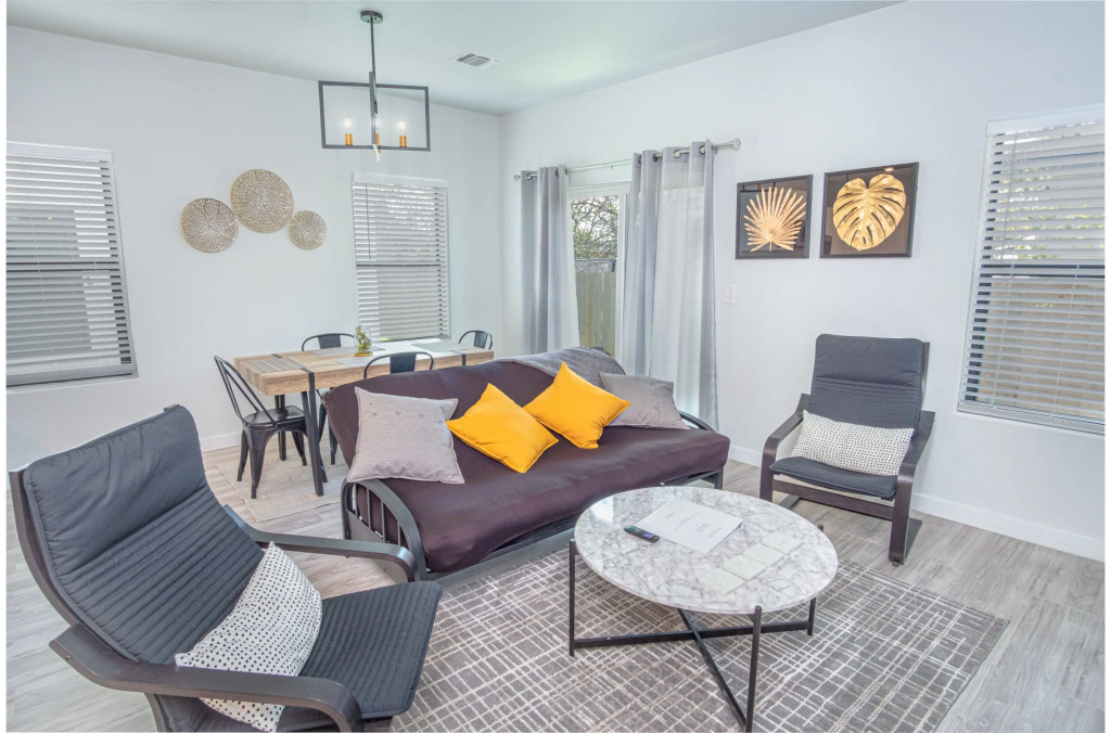 Spectacular Cozy 3 BR plus  2 and a half BA Apt Near Downtown