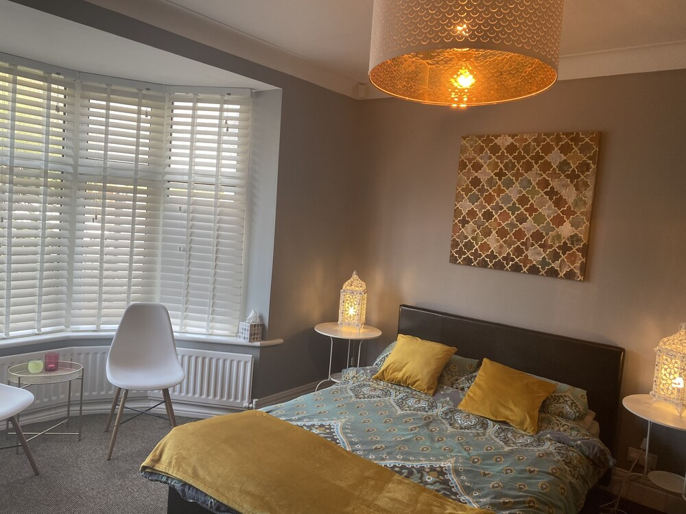 6 Bed-Sleeps 12-Hot Tub-Free Parking-Pet Friendly