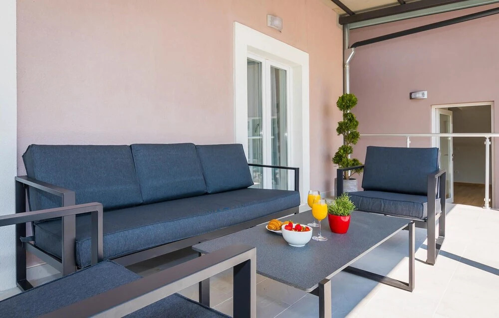Amazing Home in Siveric with Hot Tub, Sauna & WiFi