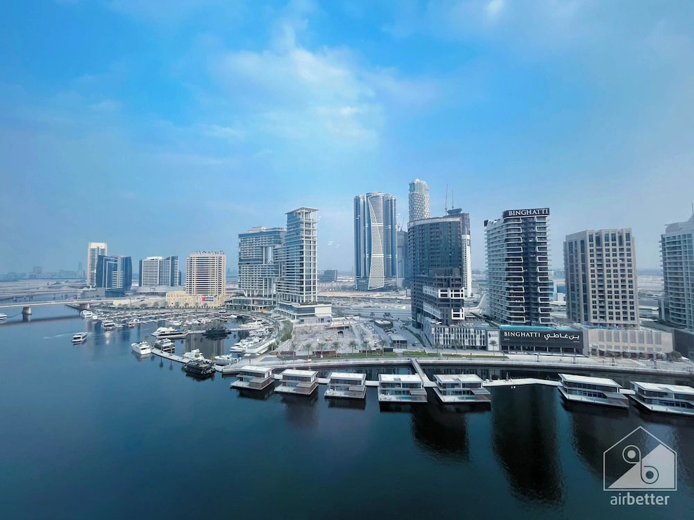 Maison Privee - Sleek and Sunny Apt in Business Bay w/ Canal Views