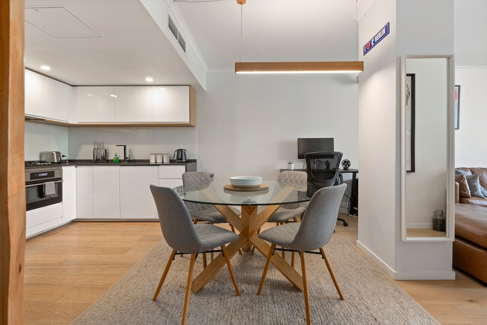 Spacious 1 Bed Near Manly Beach
