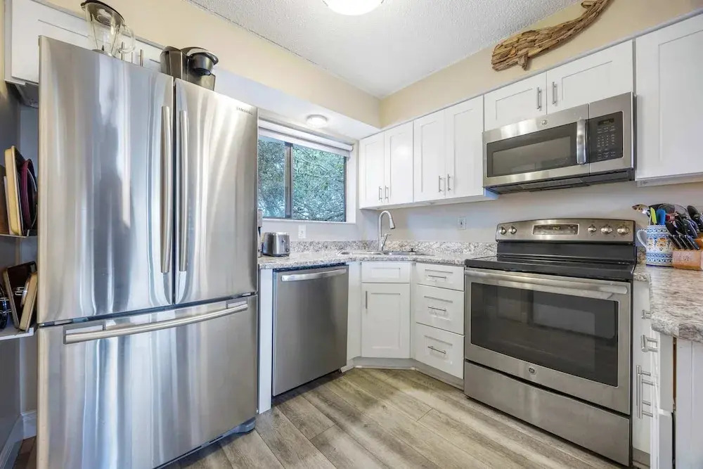 Treetop Beach Condo Sleeps 7!