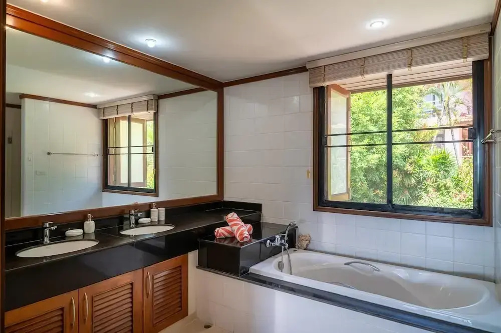 4 BR Villa walking distance to beach - KBR44