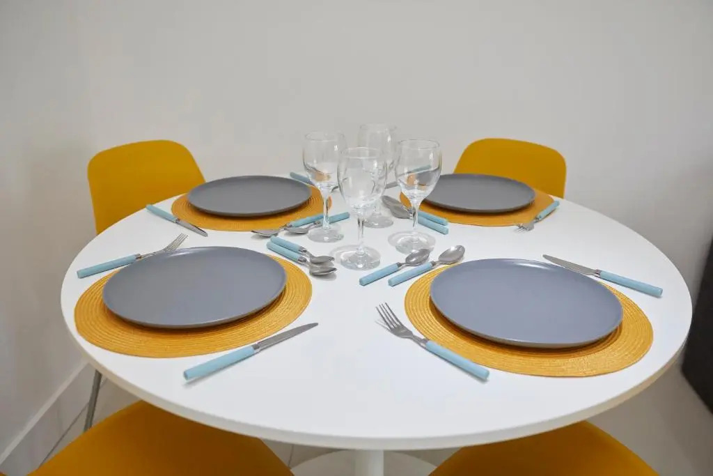Spire View - 1 Bedroom, sleeps 4, parking Wifi