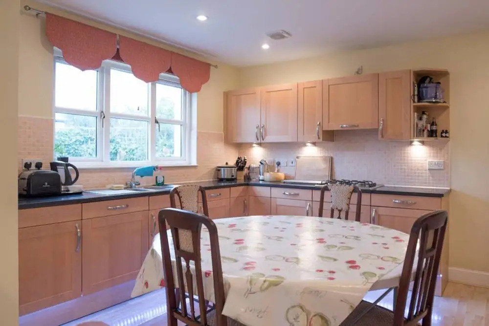 5 Bedroom House With Free Parking