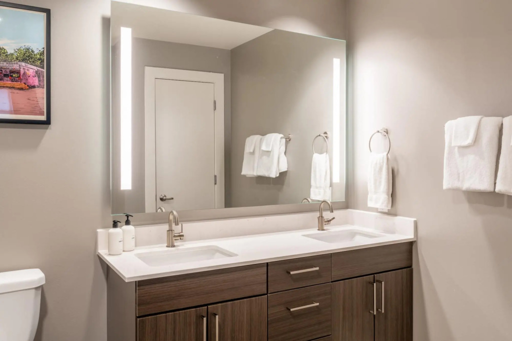 Austin Awesome 2BD 2BA Downtown Apartment