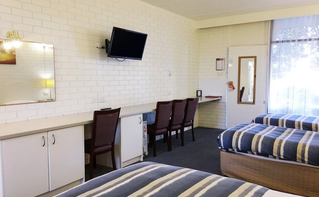 Statesman Motor Inn