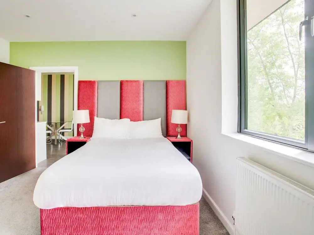 Elegant Apartment in Milton Keynes near Snozone