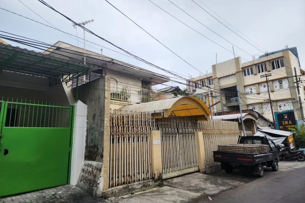 OYO 93863 Dv Homestay Syariah Genteng